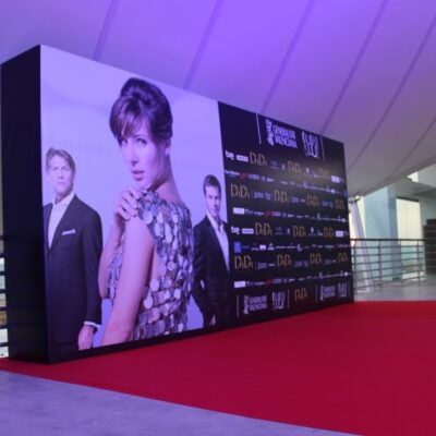 Photocall-personalizado-alquiler-de-mobiliario-y-complementos-Alicante-Alaves-Innovation-1